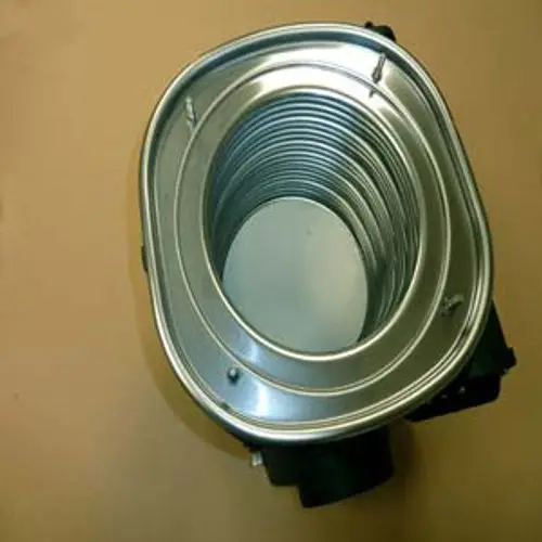 Wärmetauscher von Remeha mit einer ovalen Bauform und mehreren Metallrippen im Inneren, für effizienten Wärmeübergang. Sichtbare Befestigungselemente.